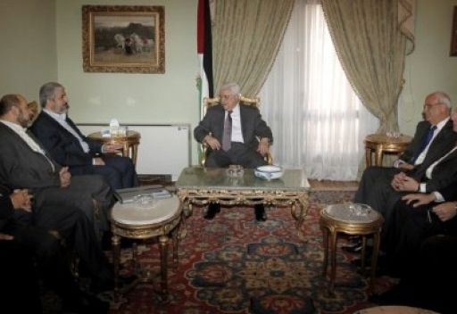 عباس وخالد مشعل يبحثان  في القاهرة بنود المصالحة واليتها التنفيذية