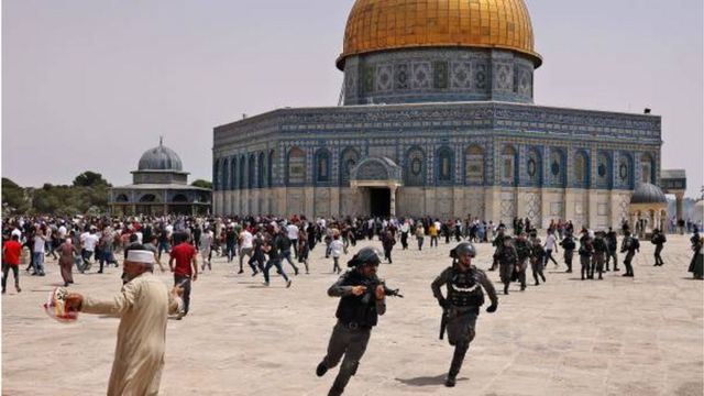 التوتر يسود ساحات المسجد الأقصى بعد اقتحامها من مئات الإسرائيليين