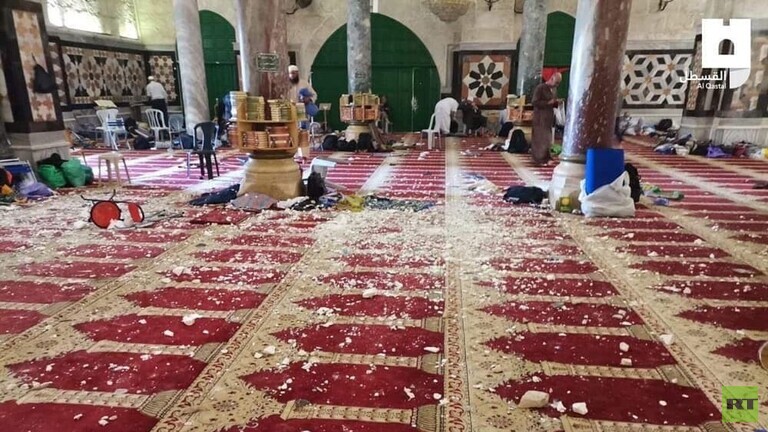 مواجهات الاقصى: المعتكفون يشرعون بتنظيف ساحات المسجد  ومجلس الامن يلتئم وحملات تضامن