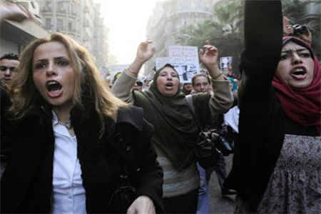 مسيرة نسائية بالاسكندرية تندد بقمع المتظاهرات