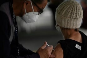 الولايات المتحدة تسرّع التطعيم مقابل بطء حملات التلقيح في أوروبا