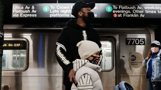 ولاية نيويورك توقف فرض ارتداء الكمامات المستمر منذ 28 شهرا في وسائل النقل العام