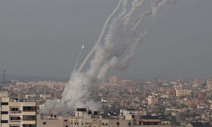 كتائب القسام تطلق 137 صاروخا على إسرائيل ومقتل إسرائيليتين و قائدين في كتائب القسام