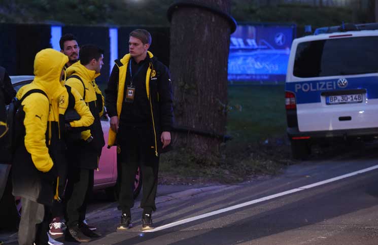 إصابة لاعب من بروسيا دورتموند في انفجار قرب حافلة الفريق وتأجيل المباراة