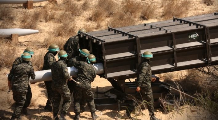 كتائب القسام تنشر فيديو لمقاتليها أثناء تجهيز صواريخ واسرائيل تبحث عملية برية