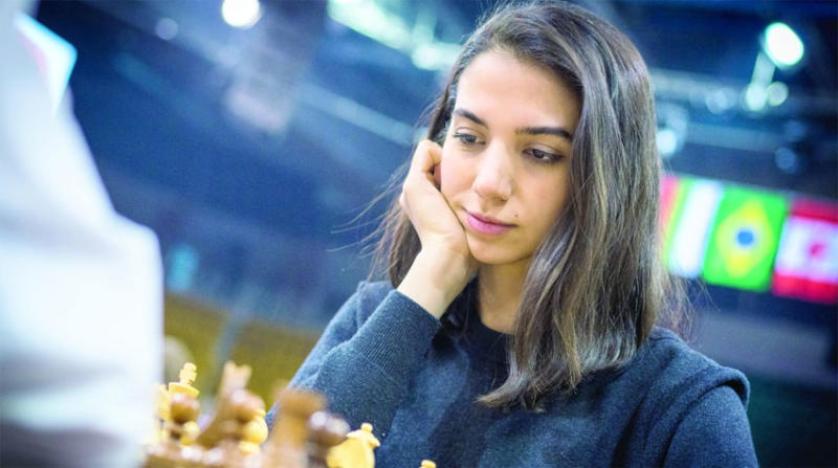 لاعبة شطرنج إيرانية بارزة تنزع الحجاب في مشاركة دولية