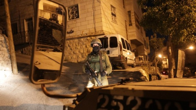 الجيش الإسرائيلي يعتقل 80 فلسطينيا بحثا عن المفقودين اليهود ونتنياهو يتهم حماس بالوقوف وراء خطفهم