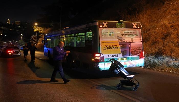 هجوم على حافلة وموقف للسيارات في القدس واعتقال المنفذ