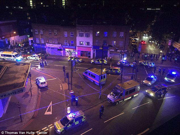 مقتل شخص وإصابة 8 بعملية دهس قرب مسجد في لندن ورئيسة الوزراء تزور المنطلقة: فيديو