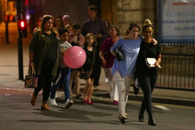 مقتل 22 شخصا في تفجير في مانشستر وتيريزا ماي تقول بمعرفة هوية الجاني: فيديو