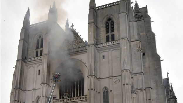 حريق متعمد في كاتدرائية بمدينة نانت الفرنسية