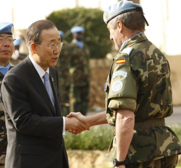 بان كي مون يتفقد قوات الأمم المتحدة في جنوب لبنان ويدعو الاسد للكف عن قتل شعبه