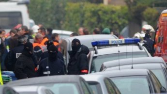الشرطة الفرنسية بدأت الهجوم على مبنى يتحصن فيه مشتبه به في حادثة المدرسة اليهودية