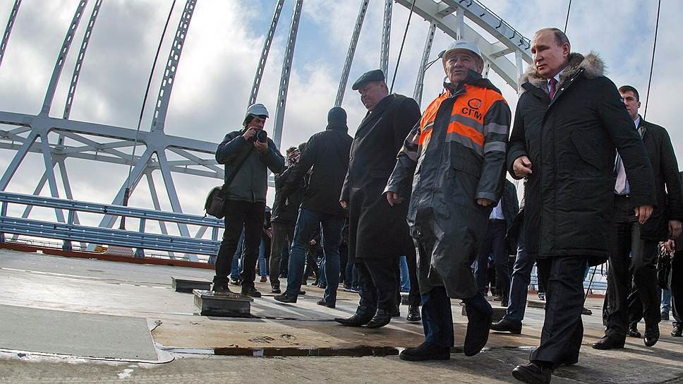 بوتين يزور جسر القرم وتعرض مطارين عسكريين في عمق روسيا لهجمات بطائرات مسيرة
