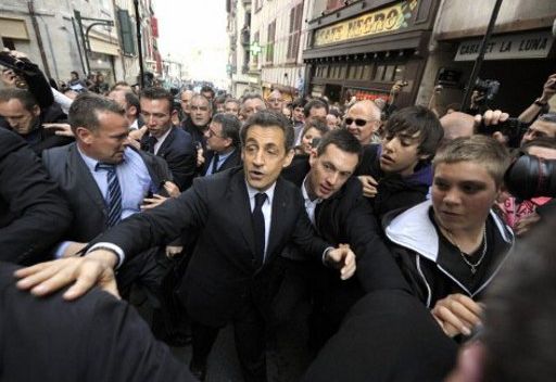 ساركوزي يتلقى الرشق بالبيض والمناشير العدائية من المحتجين على سياساته وترشحه