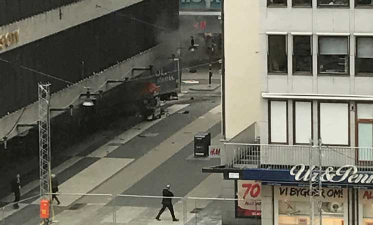 مقتل 3 اشخاص في هجوم بشاحنة صغيرة على حشد في ستوكهولم