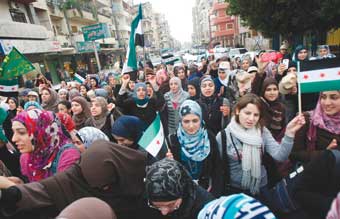 مظاهرات معارضة للأسد تستقبل المراقبين العرب في حمص بالتزامن مع مقتل 11 شخصا