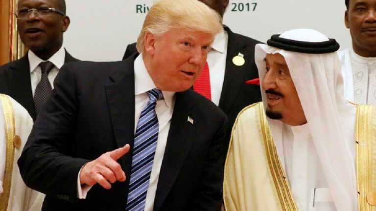 ترامب يبحث هاتفيا مع الملك سلمان حل الخلاف الخليجي