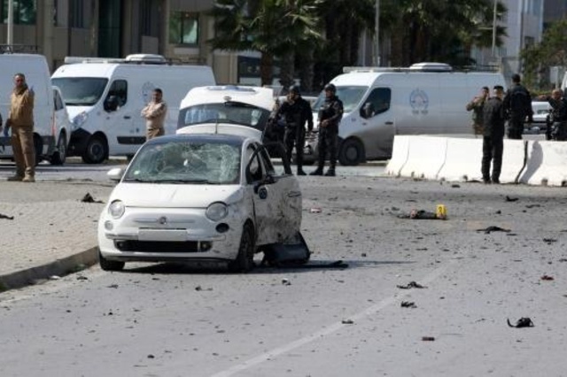 انتحاريان يفجران نفسيهما امام السفارة الاميركية في تونس ومقتل رجل أمن و5 جرحى