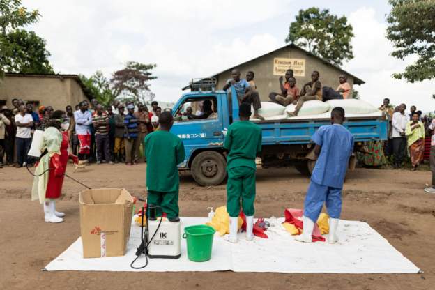 اوغندا تغلق جميع المدارس بسبب تفشي سلالة قاتلة من فيروس إيبولا